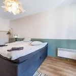 Host2u New 2 Bd, Fireplace, Free Parking Apartmán *
