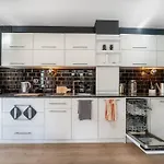 Host2u New 2 Bd, Fireplace, Free Parking *