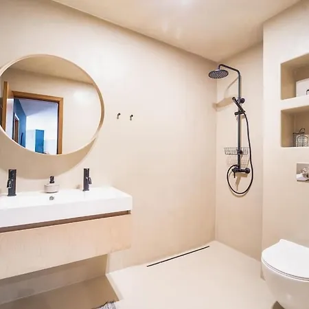 Host2u New 2 Bd, Fireplace, Free Parking Apartment