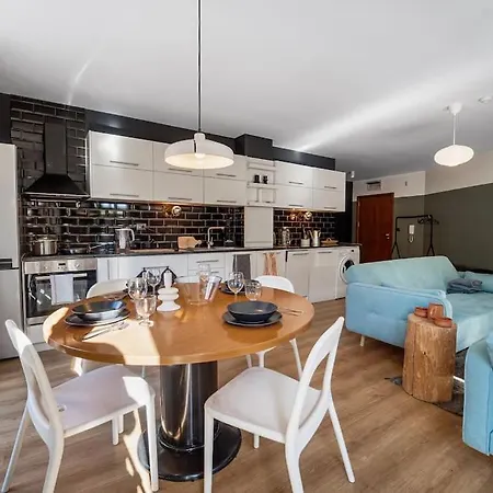 Apartment Host2u New 2 Bd, Fireplace, Free Parking