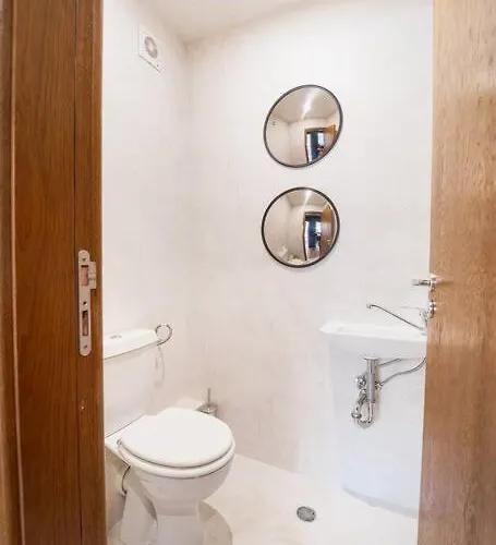 Apartment Host2u New 2 Bd, Fireplace, Free Parking