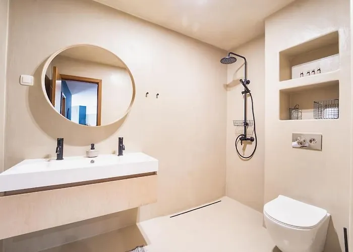 Host2u New 2 Bd, Fireplace, Free Parking Apartment