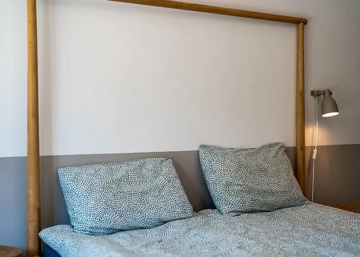 Apartment Host2u New 2 Bd, Fireplace, Free Parking *