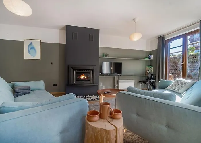 Apartment Host2u New 2 Bd, Fireplace, Free Parking