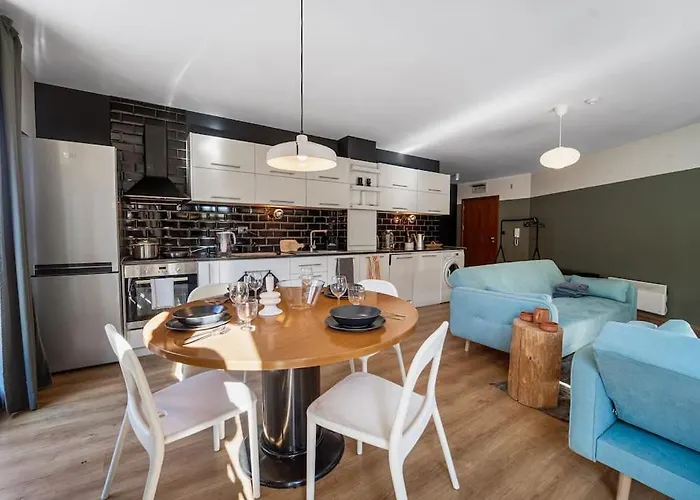 Apartment Host2u New 2 Bd, Fireplace, Free Parking